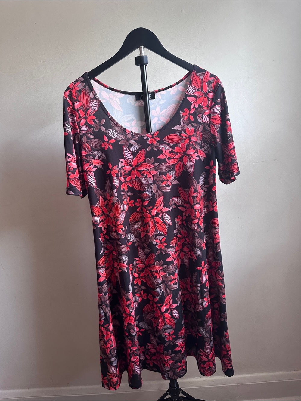 Black Red Floral Scoop Neck Short Sleeve Flare Midi Dress